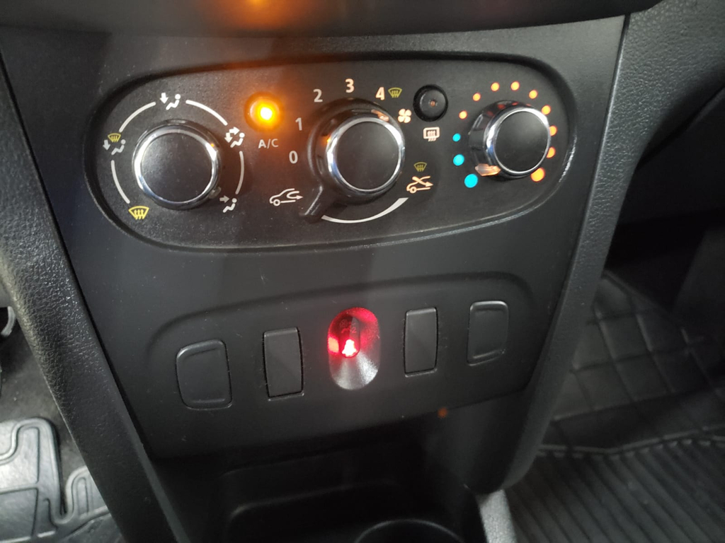 Renault Sandero Prata