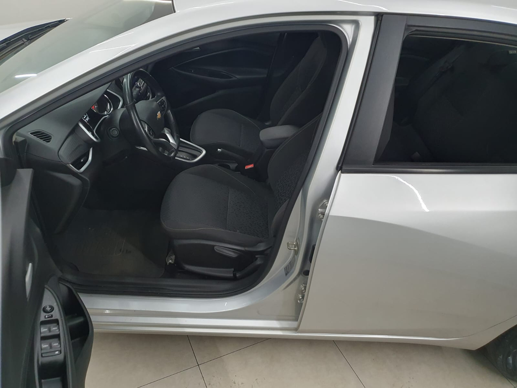 Chevrolet Onix Sedan Prata