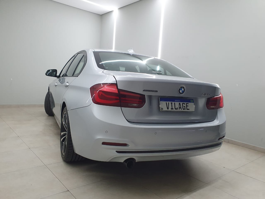 BMW 320i Prata