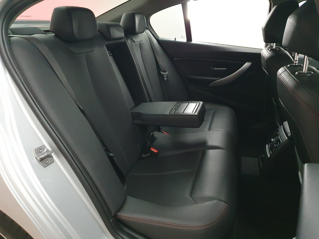 BMW 320i Prata