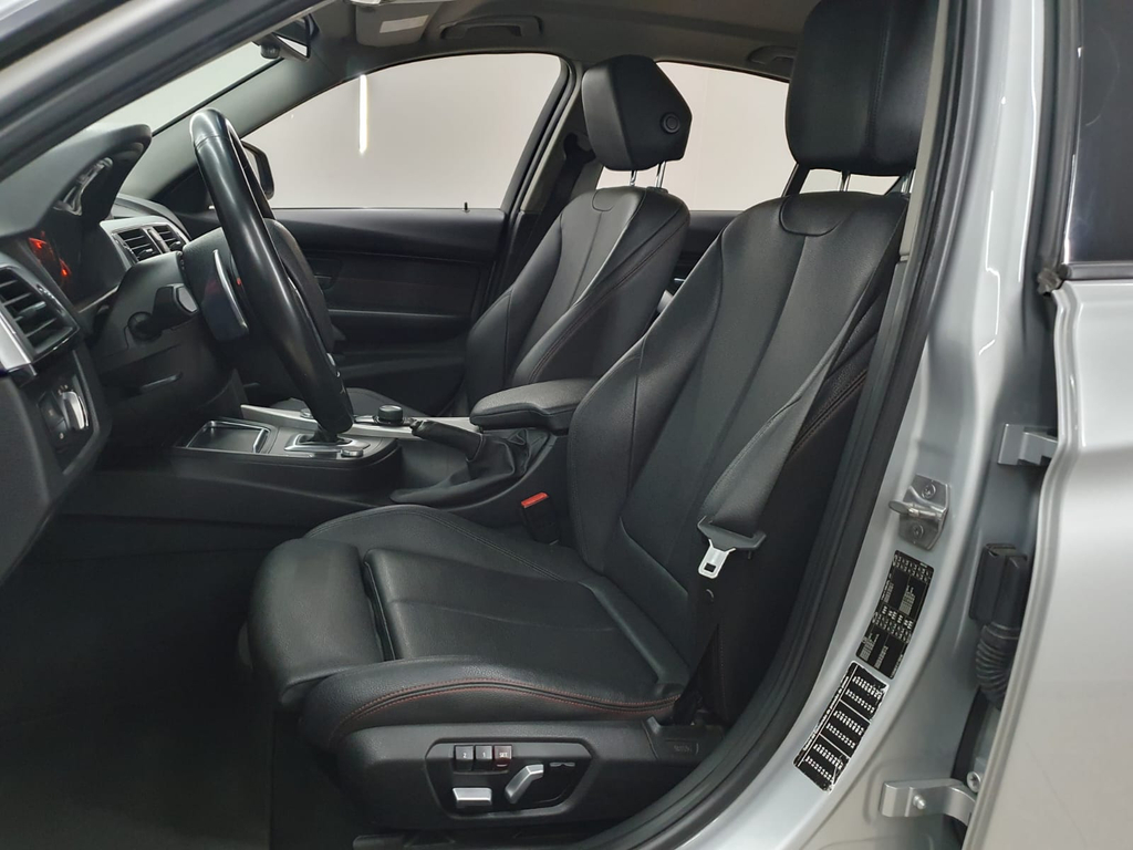 BMW 320i Prata