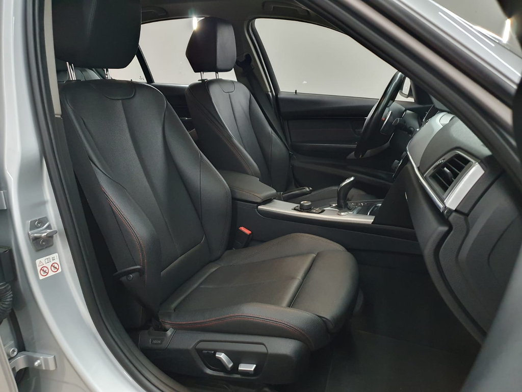 BMW 320i Prata