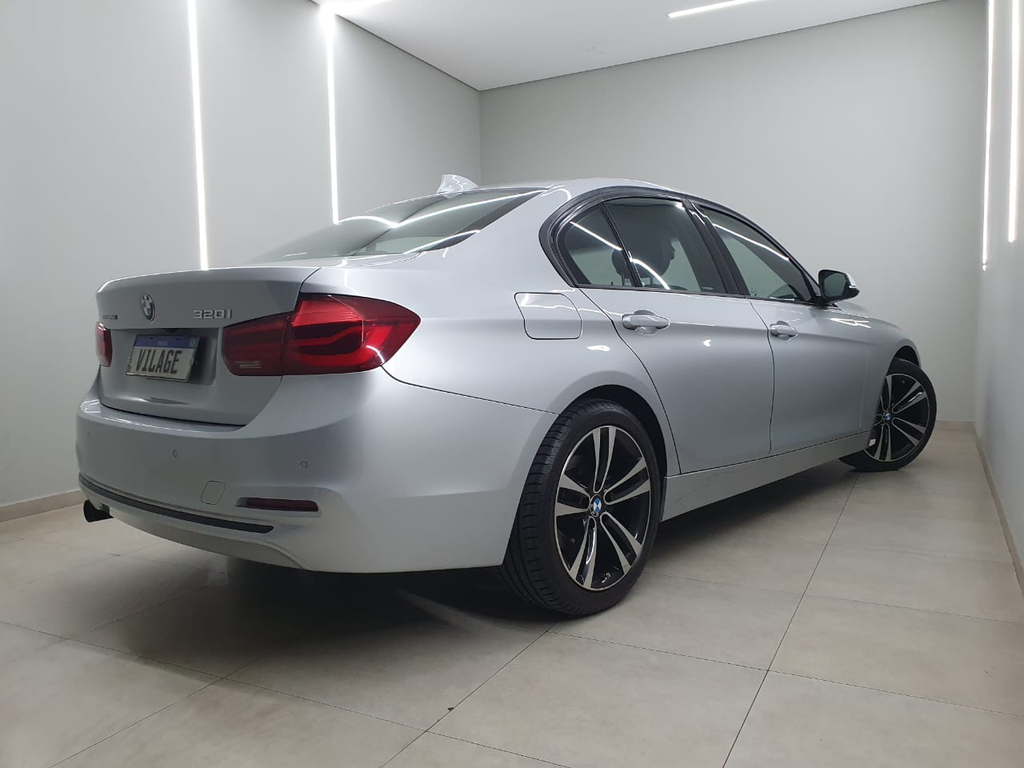 BMW 320i Prata