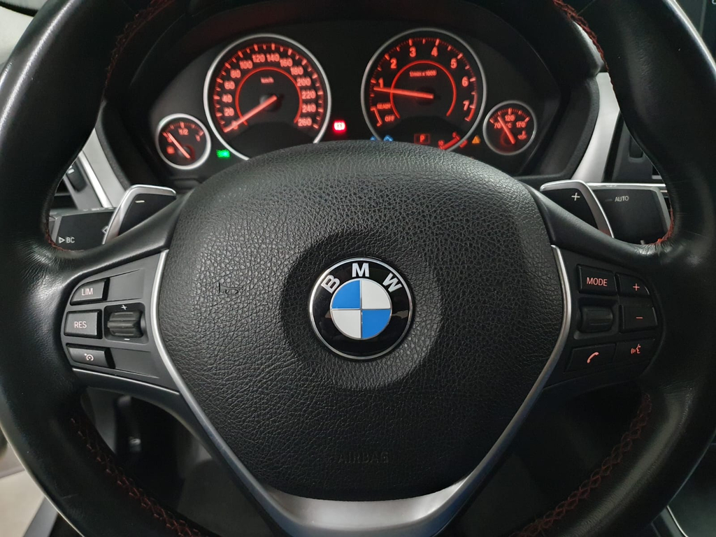BMW 320i Prata