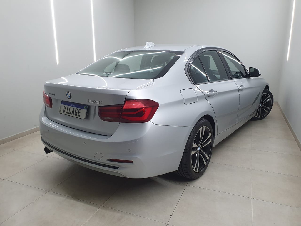 BMW 320i Prata
