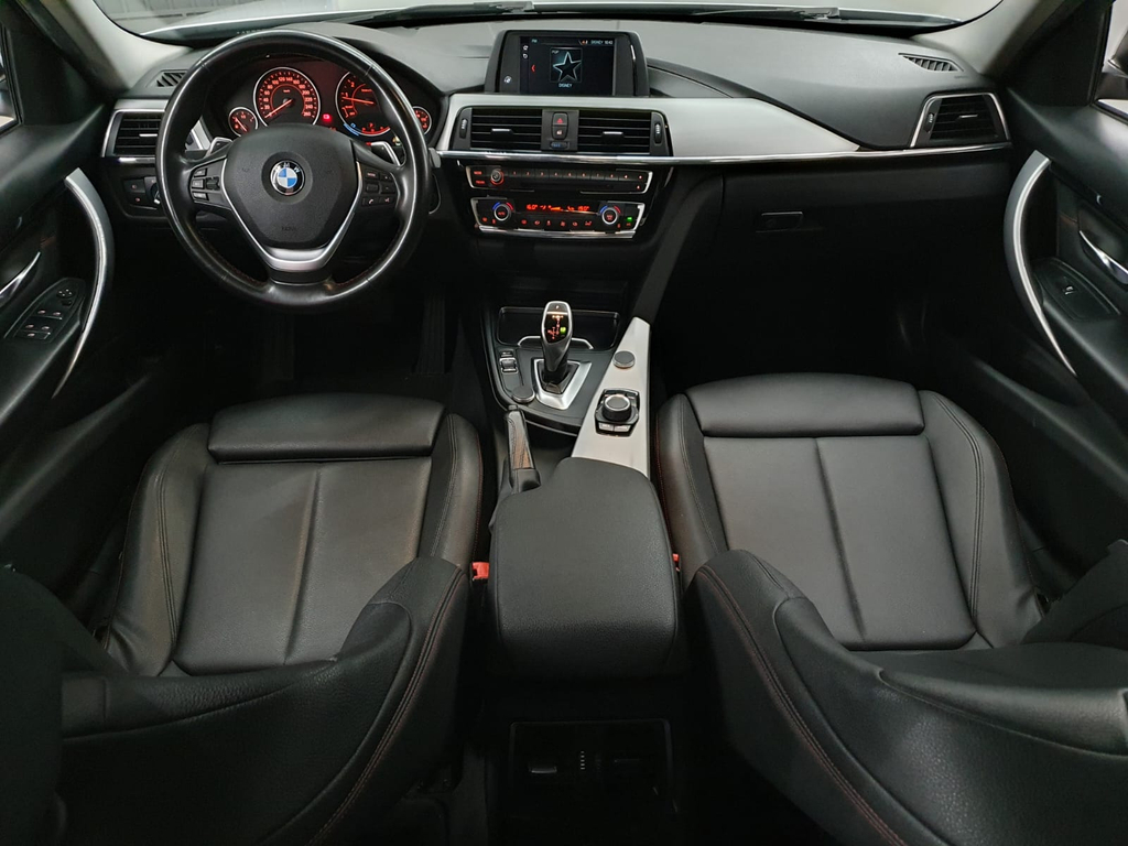 BMW 320i Prata