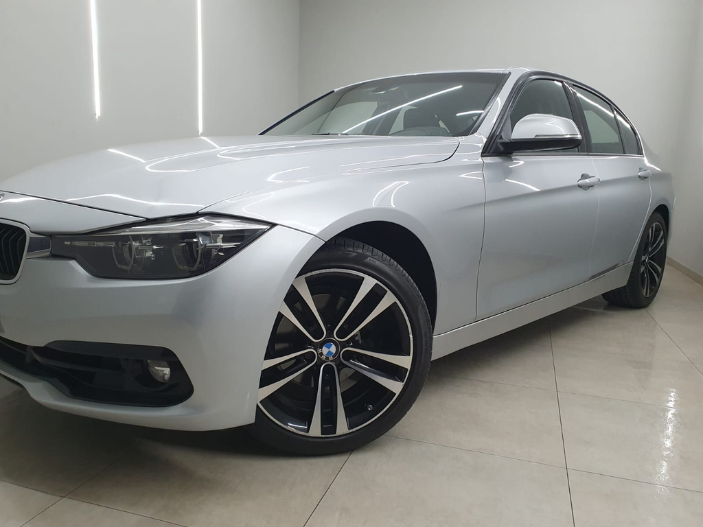 BMW 320i Prata