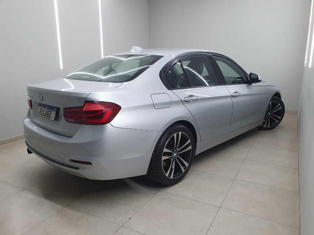 BMW 320i Prata