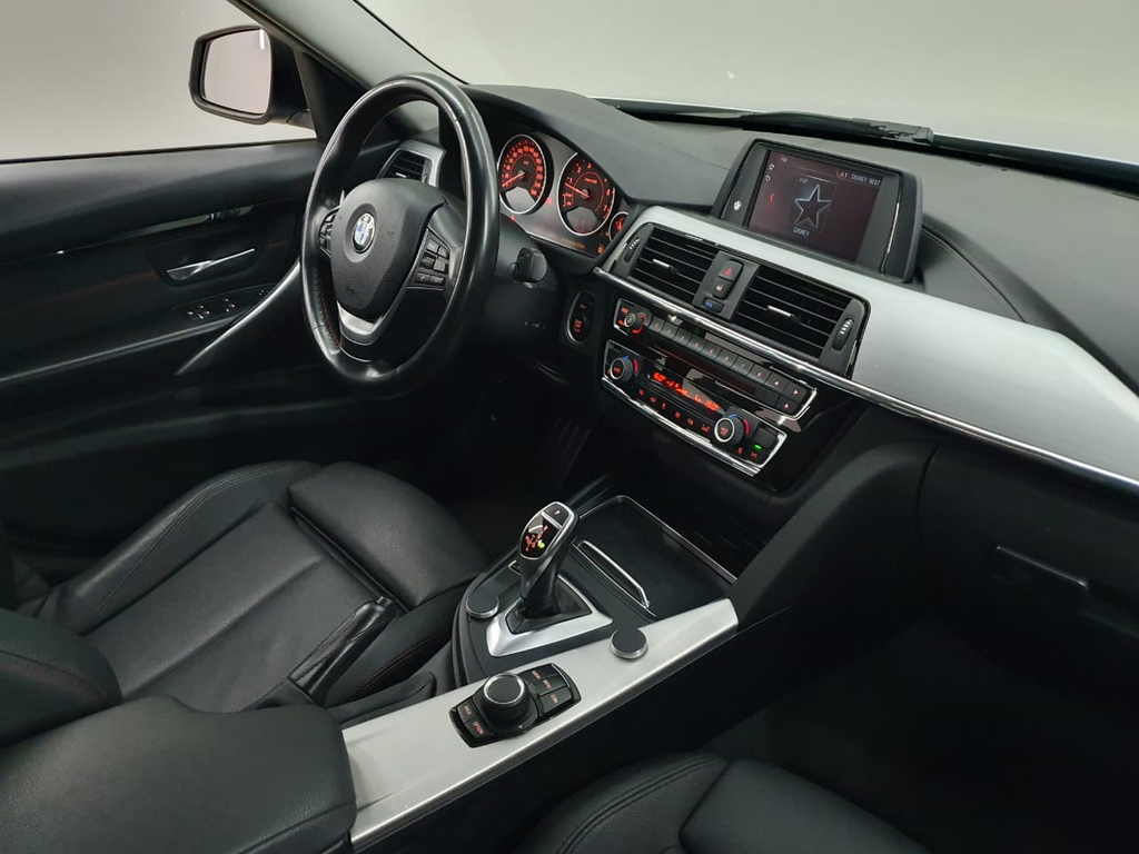 BMW 320i Prata