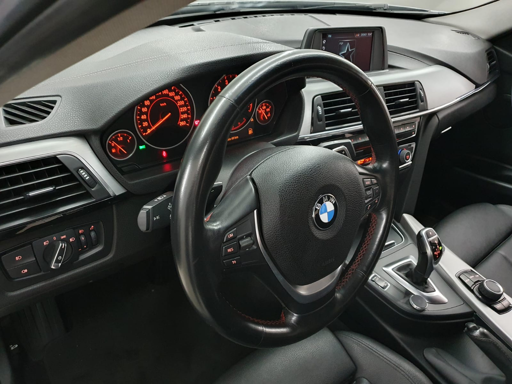 BMW 320i Prata