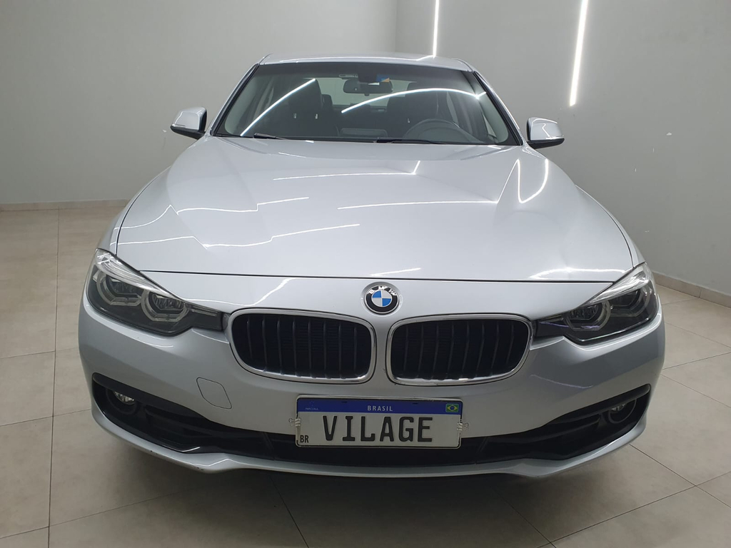 BMW 320i Prata