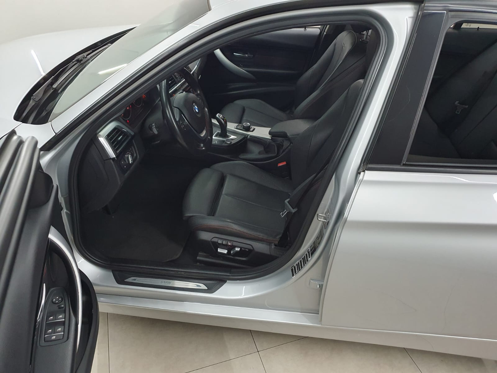 BMW 320i Prata