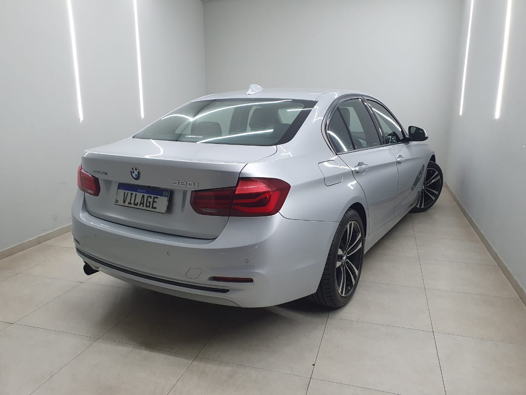 BMW 320i Prata