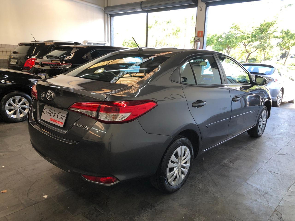 Toyota Yaris Sedan Cinza