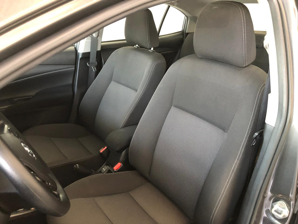 Toyota Yaris Sedan Cinza