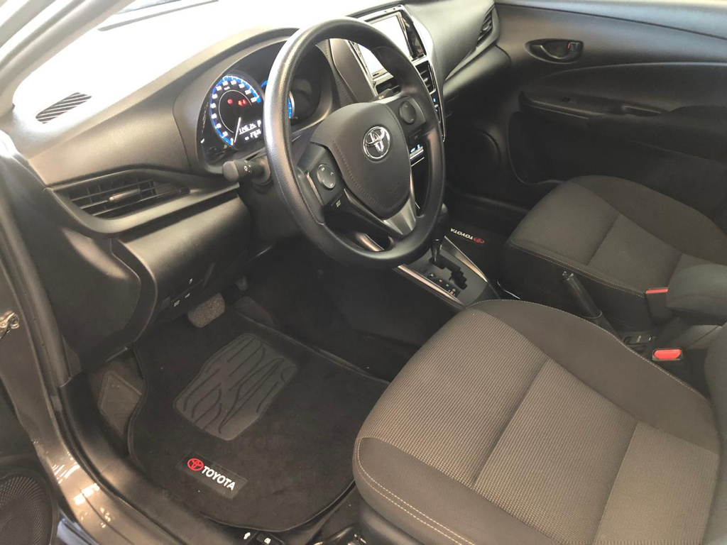 Toyota Yaris Sedan Cinza