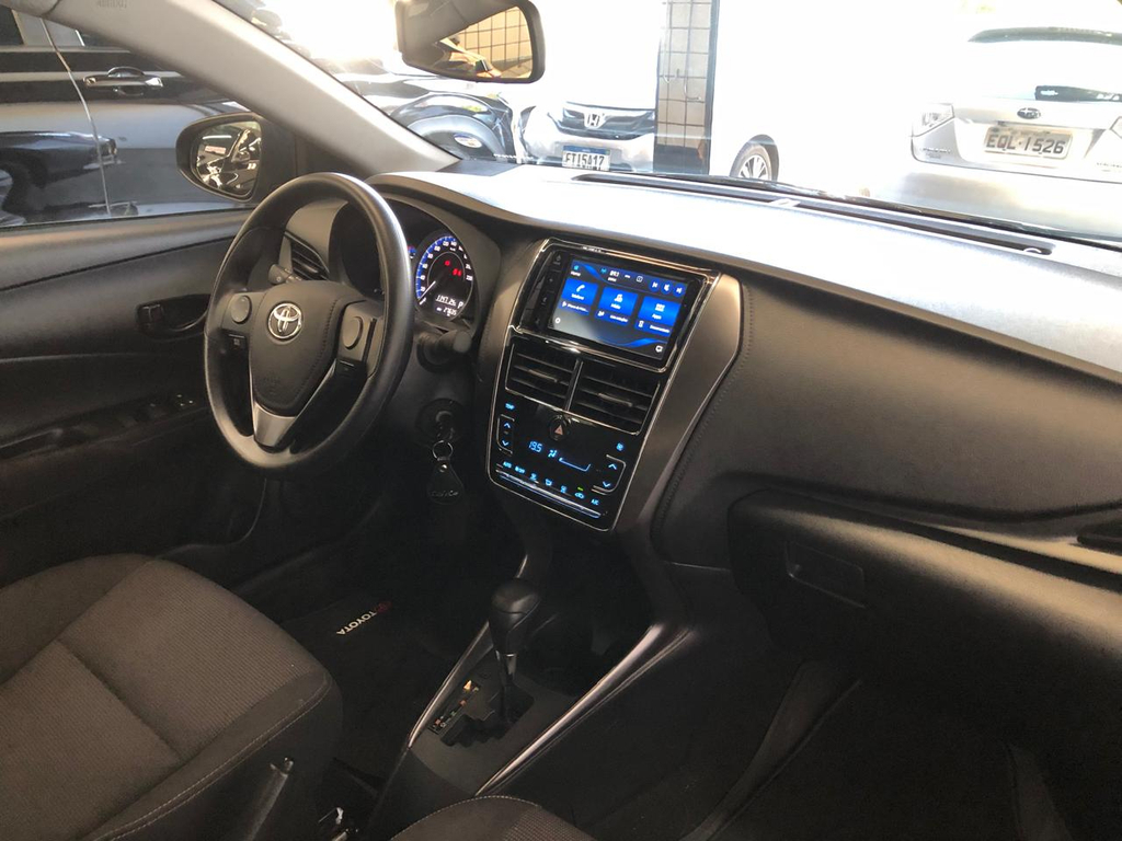 Toyota Yaris Sedan Cinza