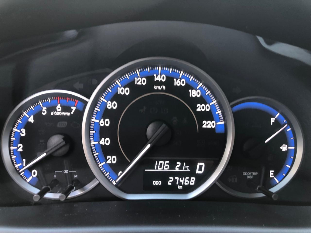 Toyota Yaris Sedan Cinza