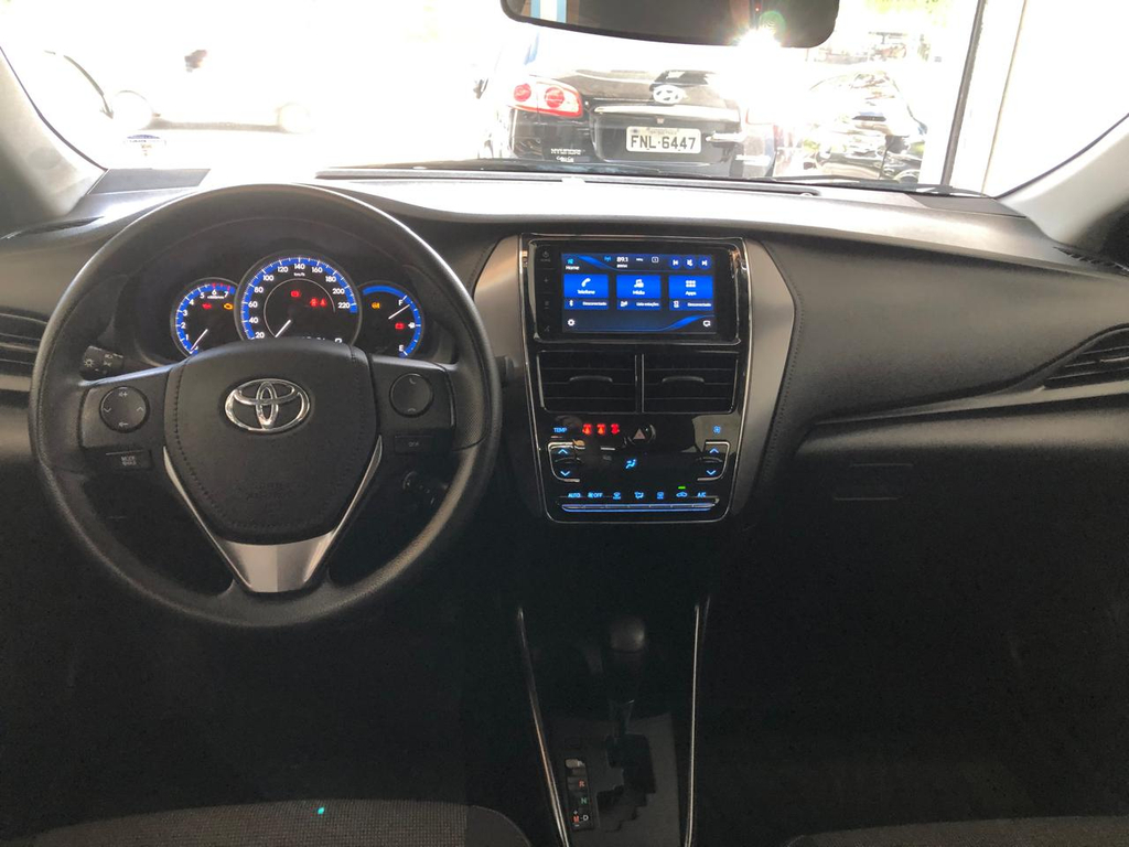 Toyota Yaris Sedan Cinza