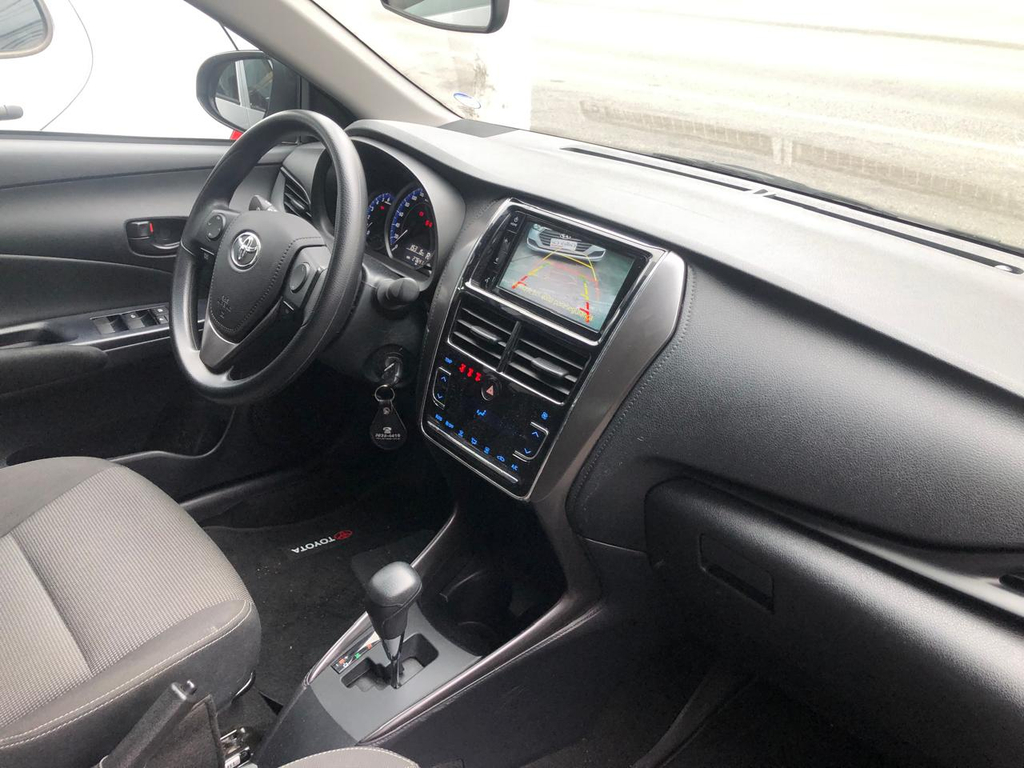 Toyota Yaris Sedan Cinza