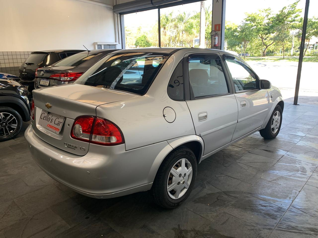 Chevrolet Classic Prata