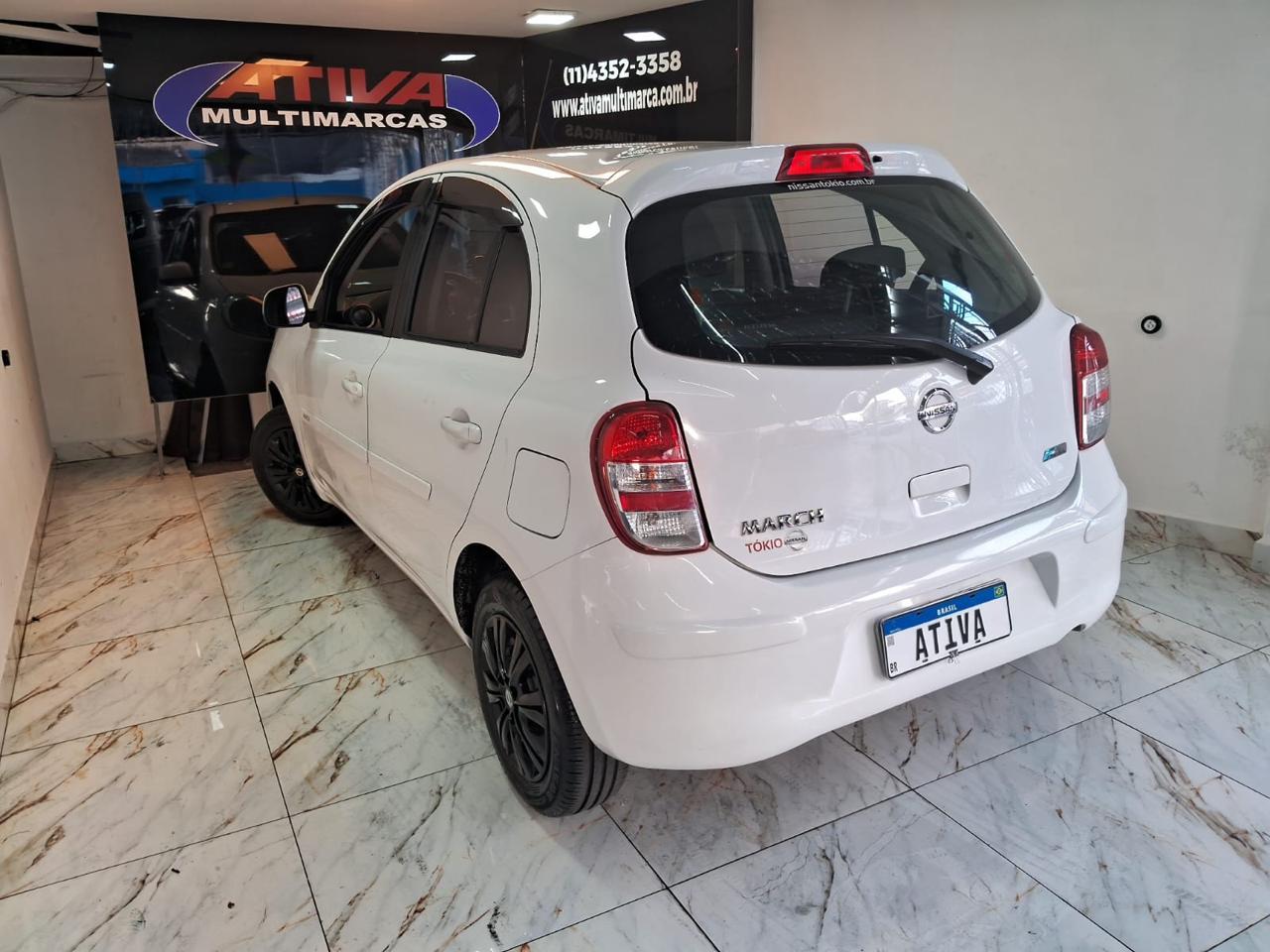 Nissan March Branco