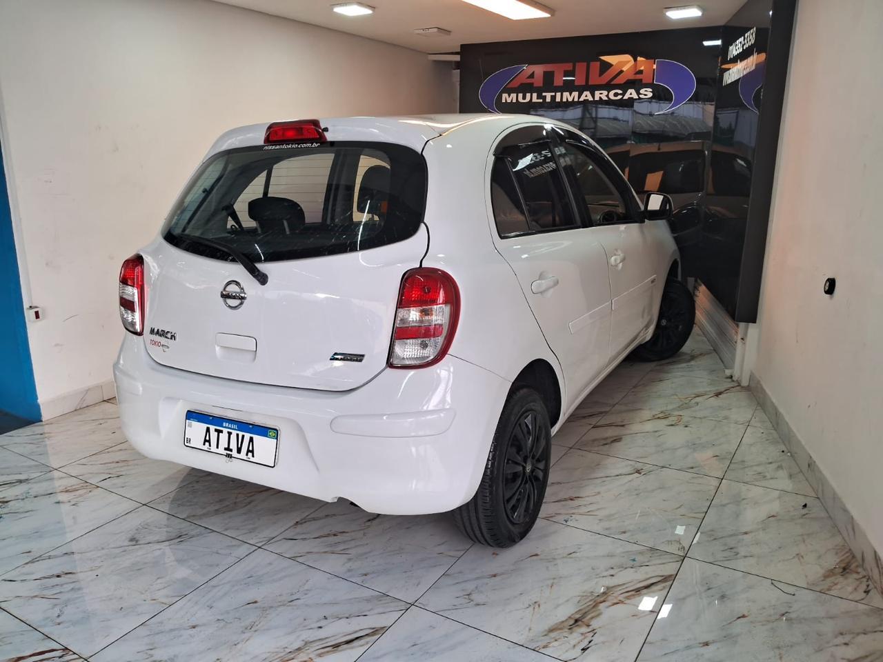 Nissan March Branco