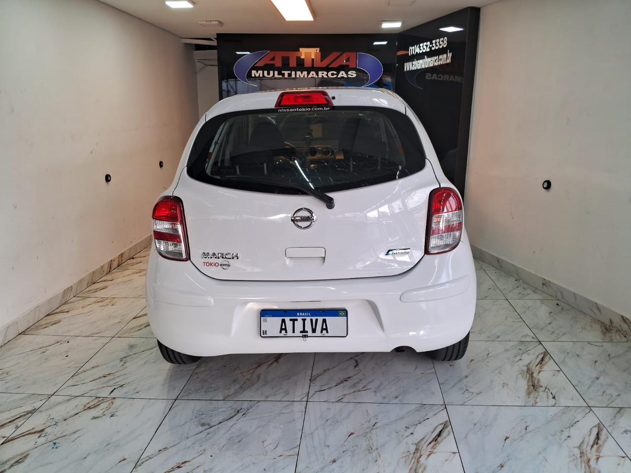 Nissan March Branco