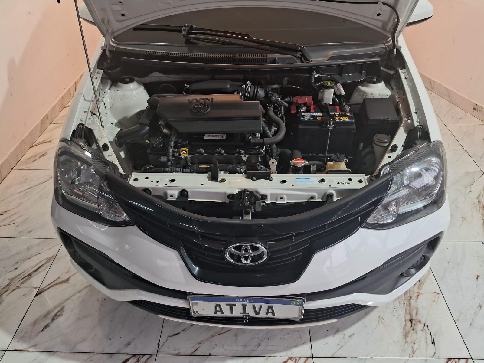 Toyota Etios Hatch Branco