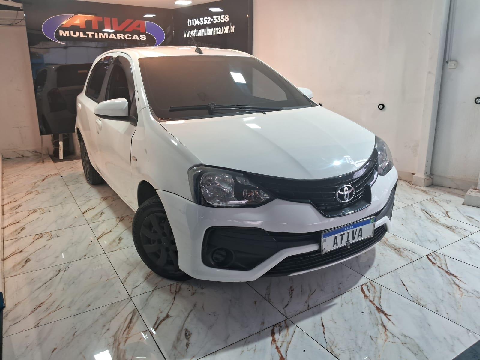 Toyota Etios Hatch Branco