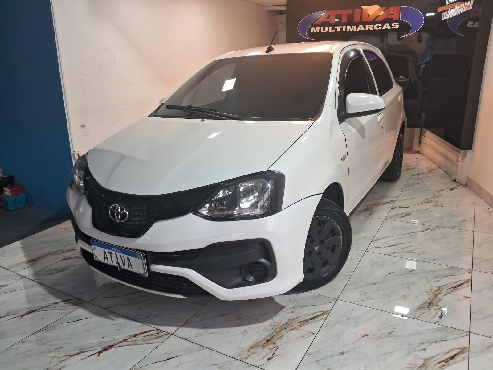 Toyota Etios Hatch Branco