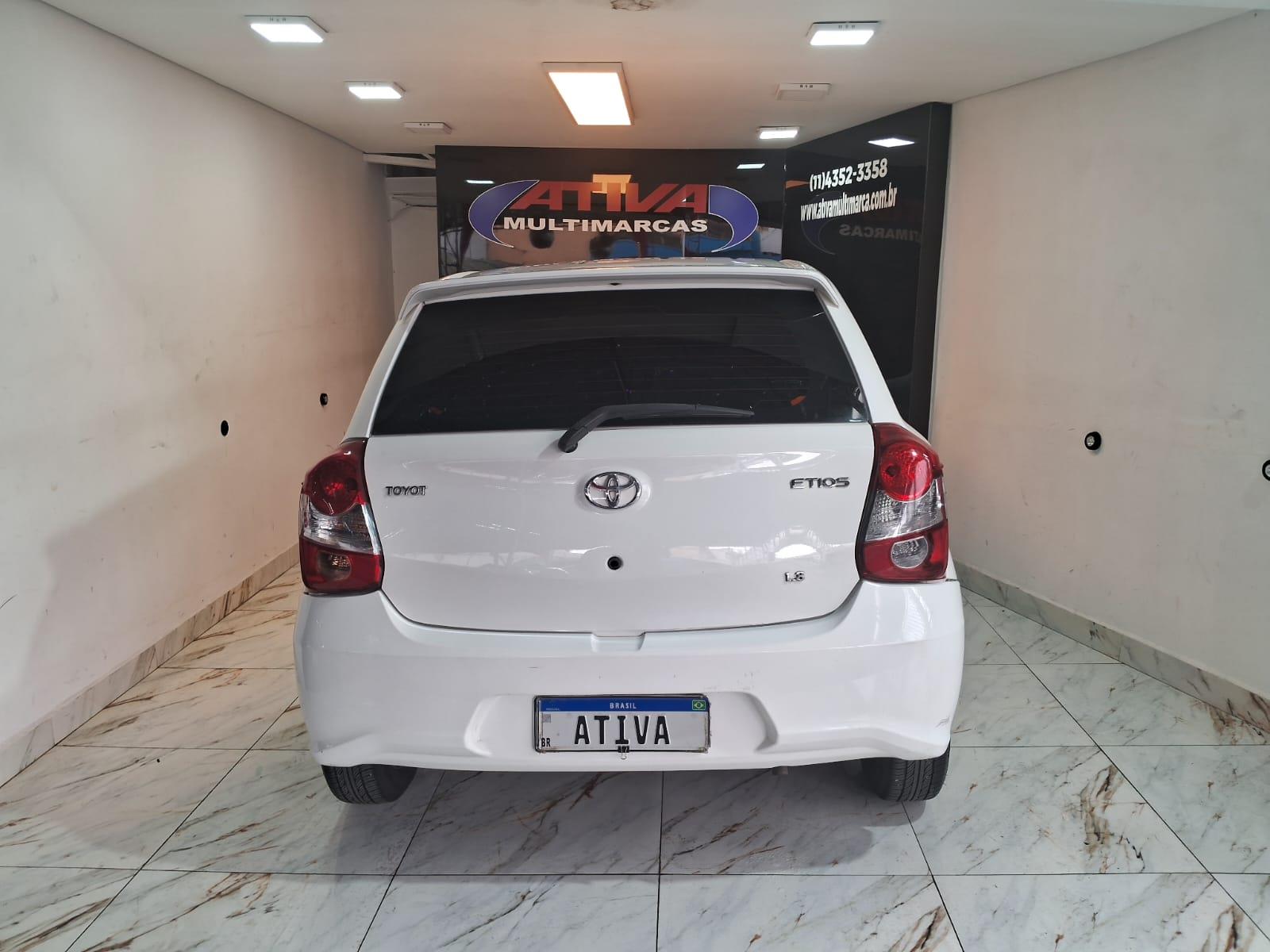 Toyota Etios Hatch Branco