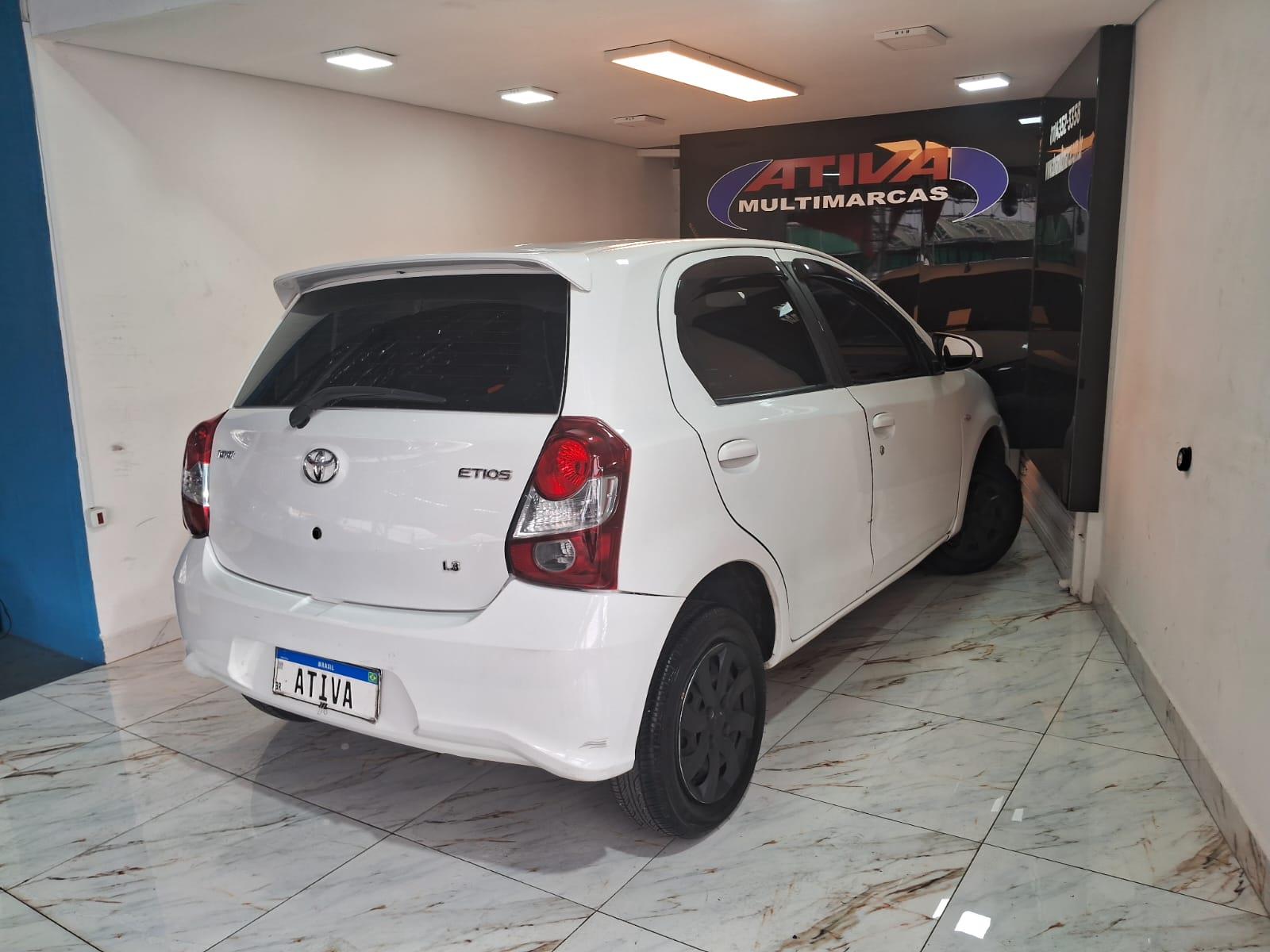 Toyota Etios Hatch Branco