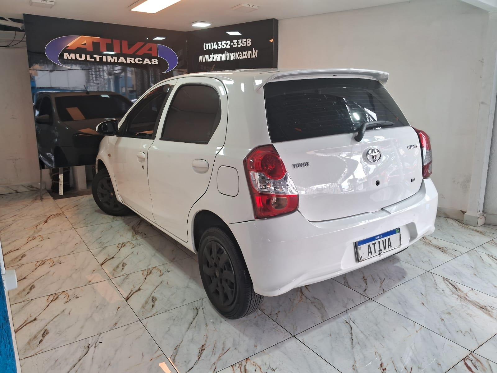 Toyota Etios Hatch Branco