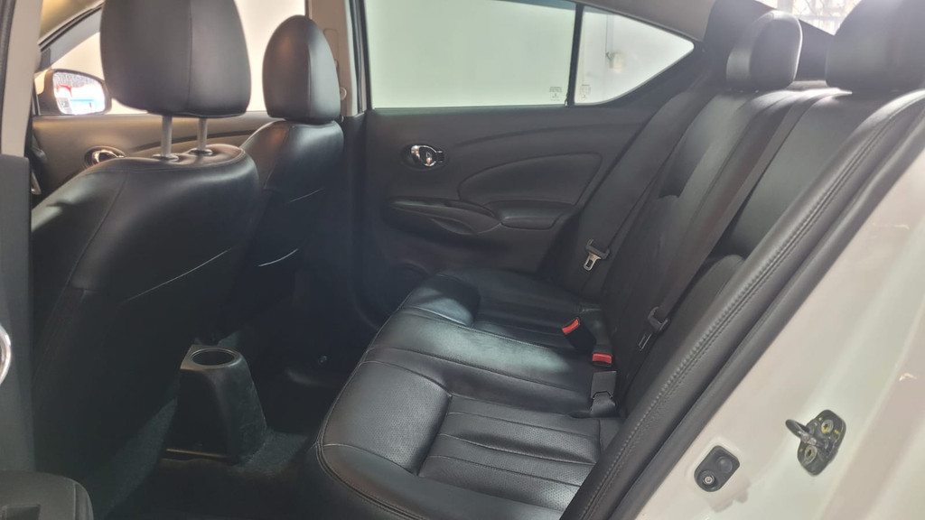 Nissan Versa Branco