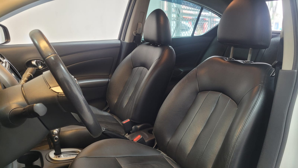 Nissan Versa Branco