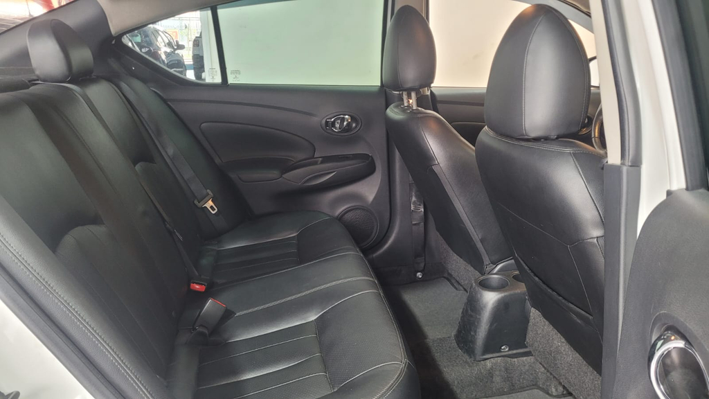 Nissan Versa Branco
