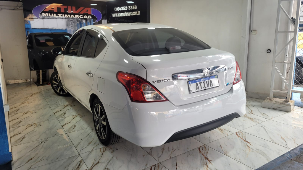 Nissan Versa Branco
