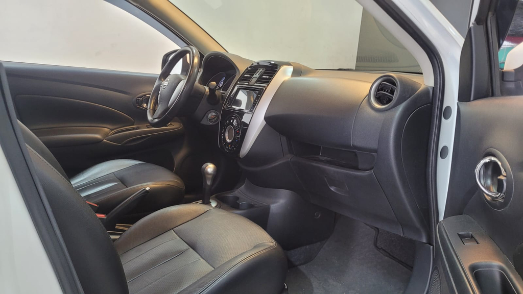 Nissan Versa Branco