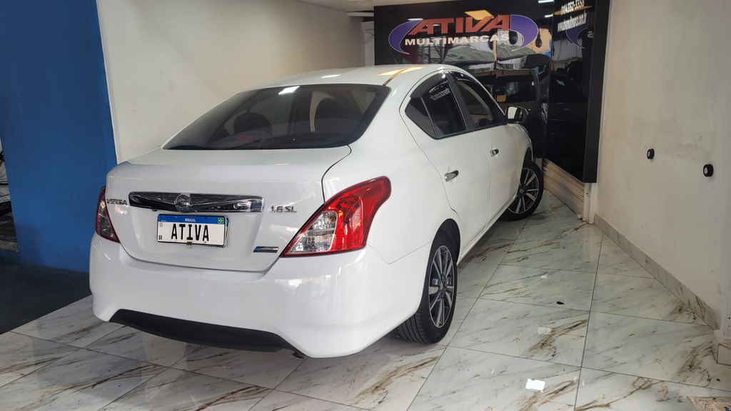 Nissan Versa Branco