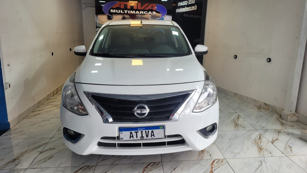 Nissan Versa Branco