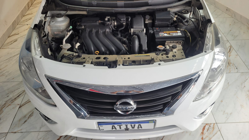Nissan Versa Branco
