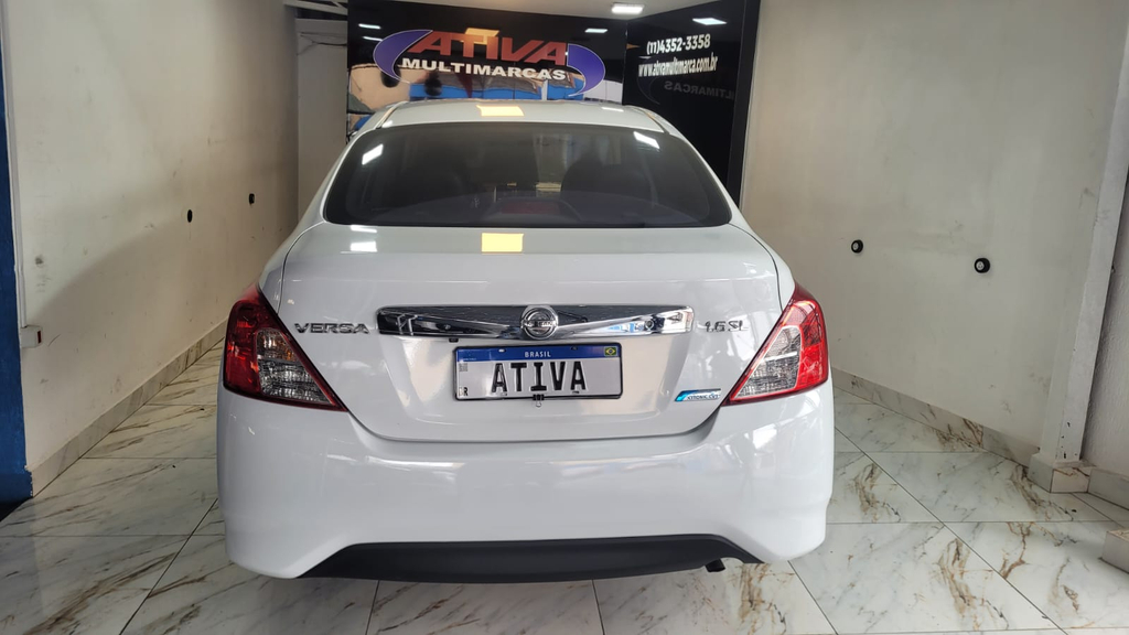 Nissan Versa Branco