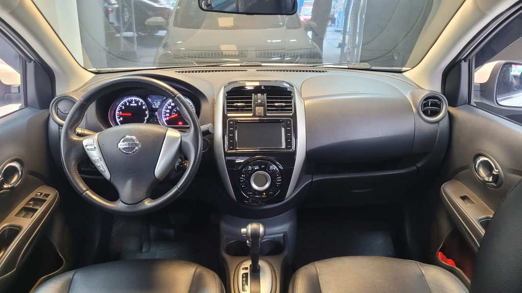 Nissan Versa Branco