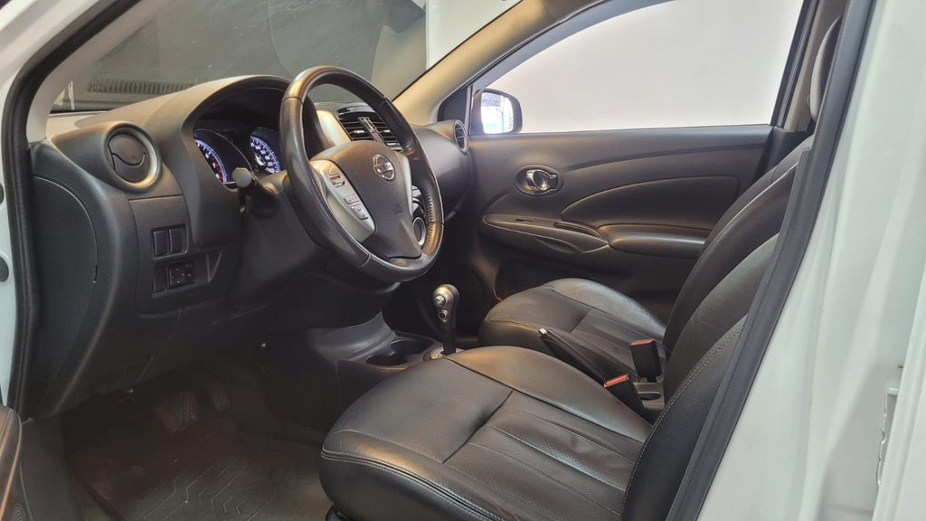 Nissan Versa Branco