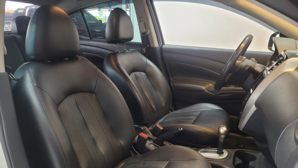 Nissan Versa Branco