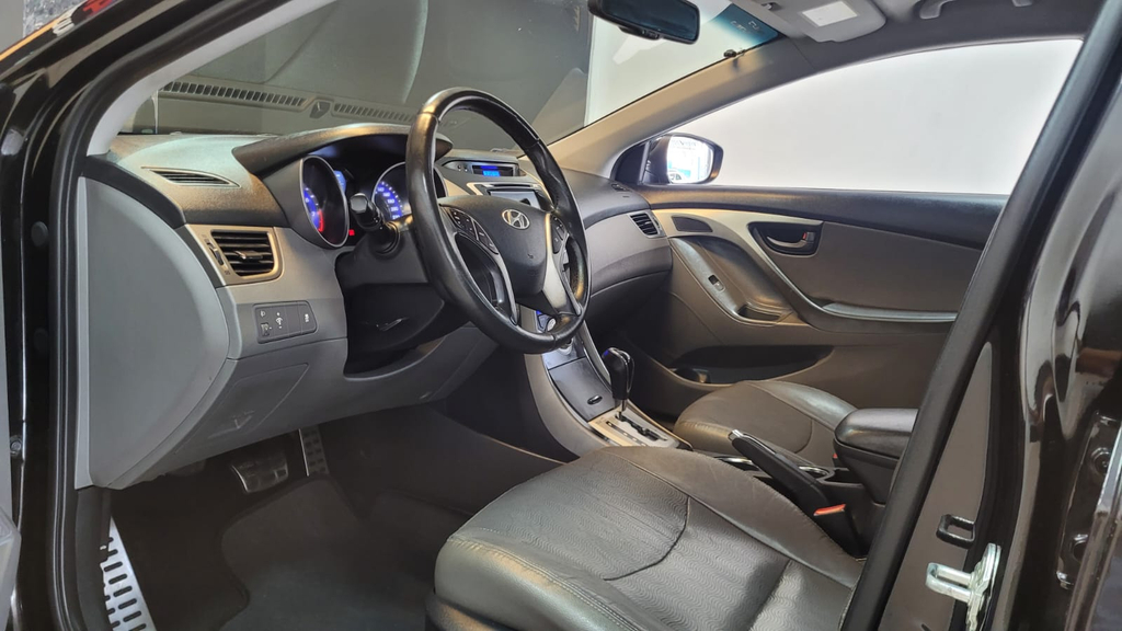 Hyundai Elantra Preto