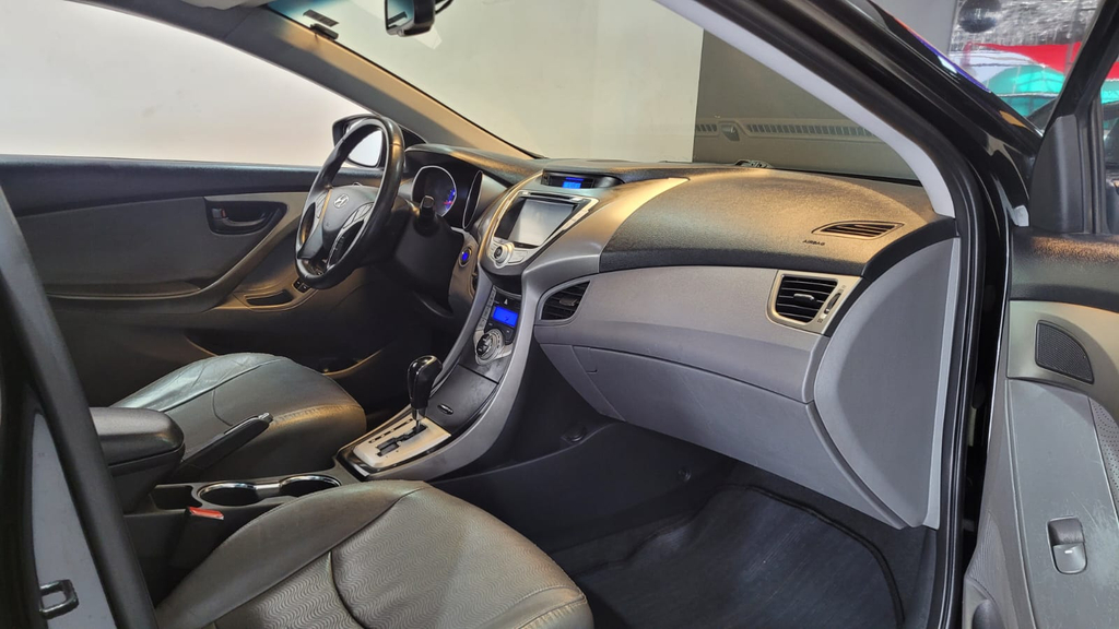Hyundai Elantra Preto