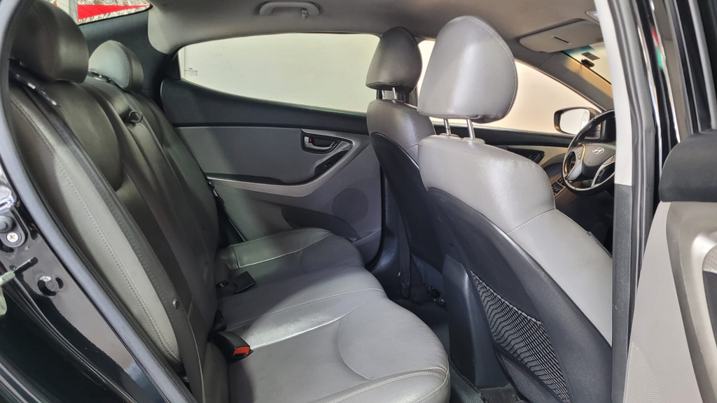 Hyundai Elantra Preto