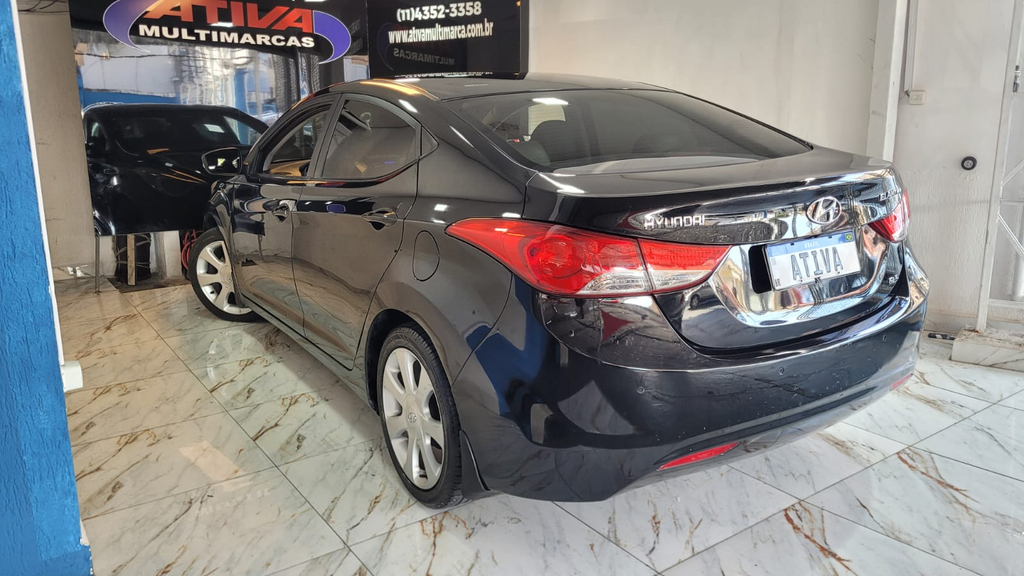 Hyundai Elantra Preto